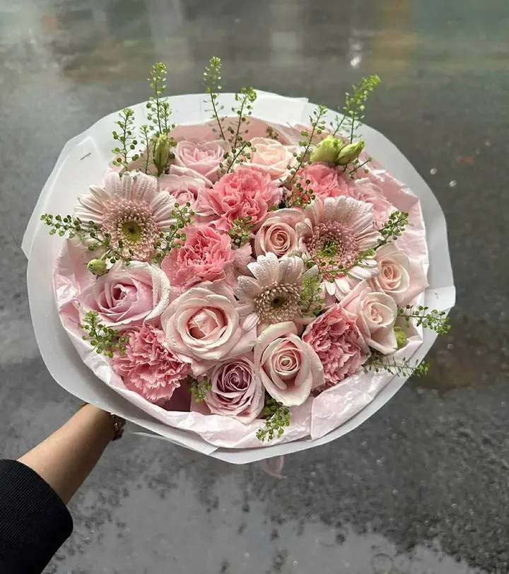 Bó hồng phấn mix đồng tiền gói tại Tiệm Hoa Cô Huê