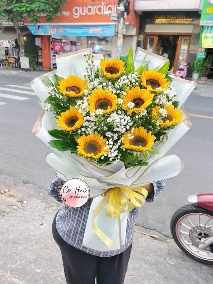 Bó hướng dương baby trắng của Tiệm Hoa Cô Huê